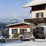 Pfeiffer Alm Mit Blick Auf Zugspitze Guest house Garmisch-Partenkirchen